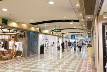商業施設内の物件の通路